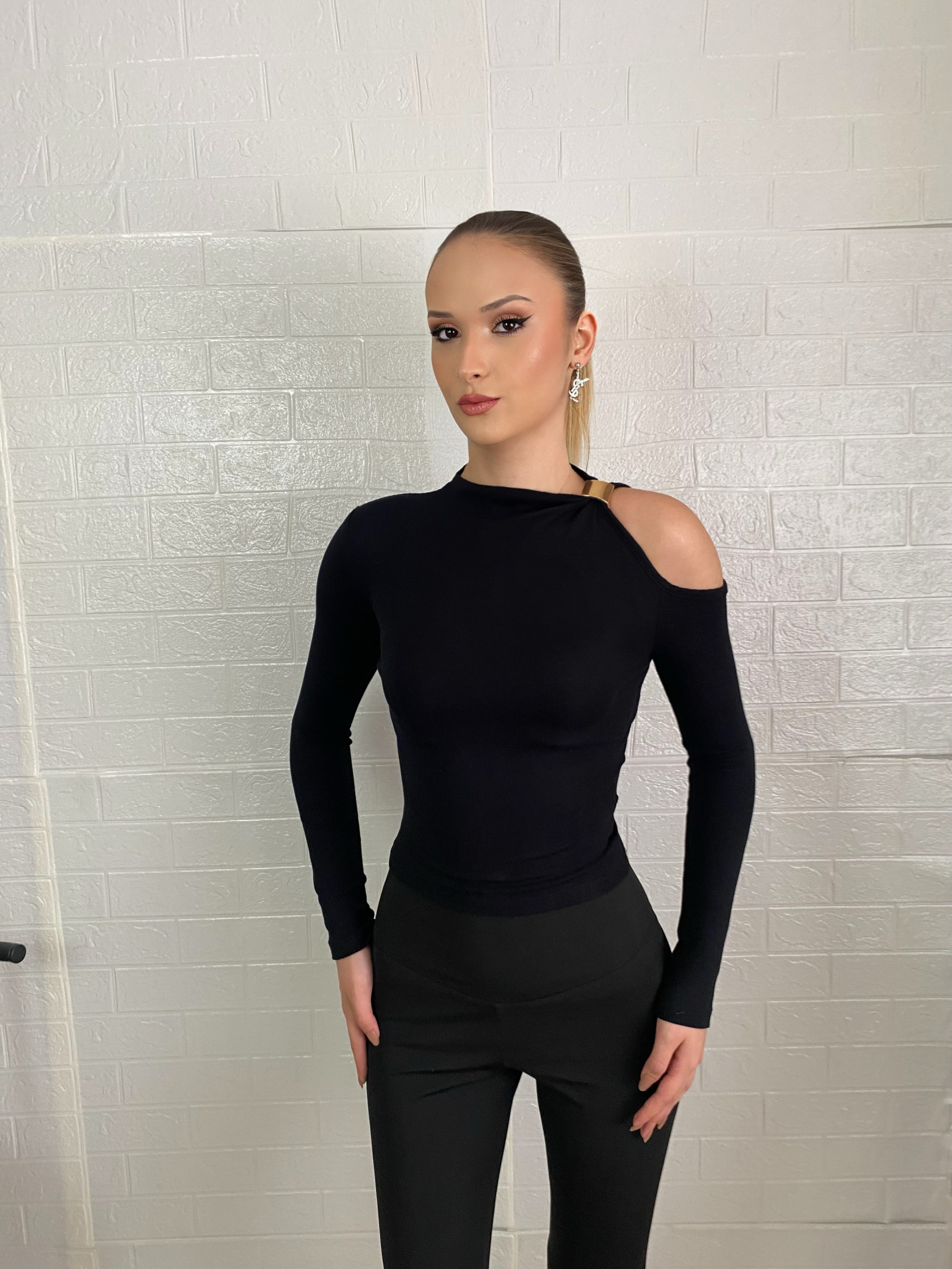 Siyah toka detaylı bluz