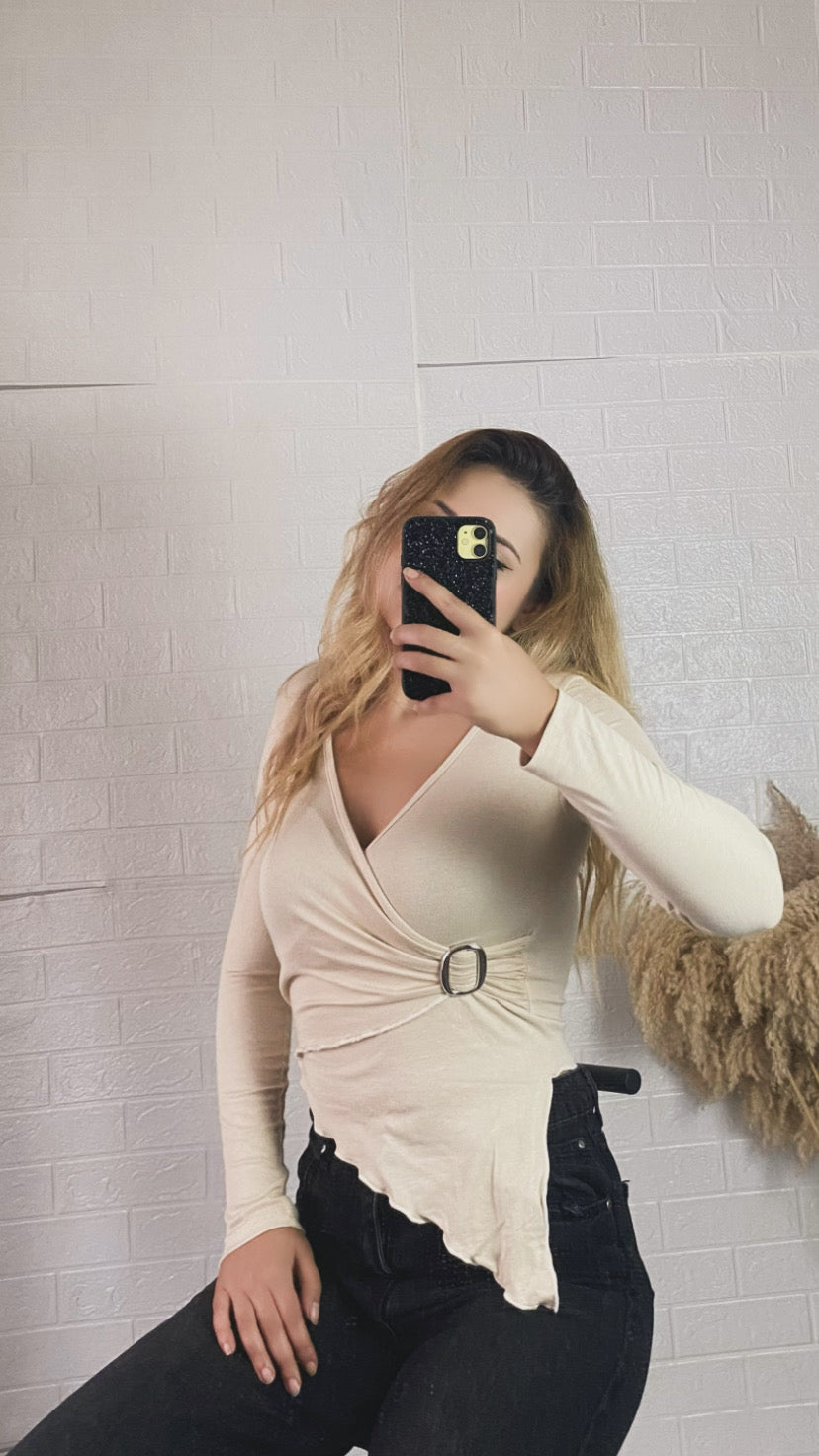 Kemer detaylı krem bluz